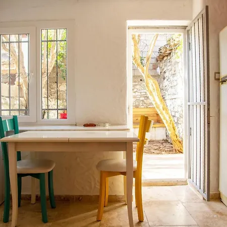 Captivating House With Backyard Authentic Design In Urla, Дом отдыха Измир