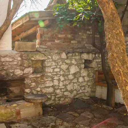 Captivating House With Backyard Authentic Design In Urla, Дом отдыха Измир