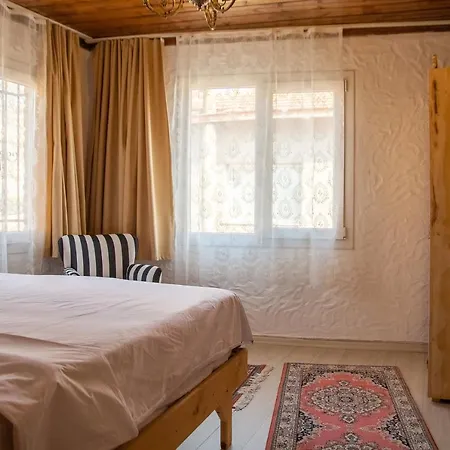 Captivating House With Backyard Authentic Design In Urla, Дом отдыха *