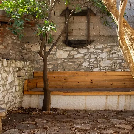 Дом отдыха Captivating House With Backyard Authentic Design In Urla,