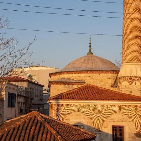 Дом отдыха Captivating House With Backyard Authentic Design In Urla,