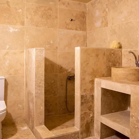 Captivating House With Backyard Authentic Design In Urla, Дом отдыха Измир